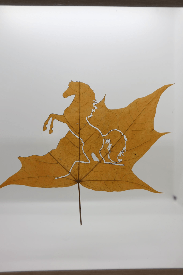 Cheval en Éveil - Sculpture sur Feuille